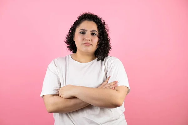 Jonge Mooie Vrouw Staan Een Geïsoleerde Roze Achtergrond Gekruiste Armen — Stockfoto