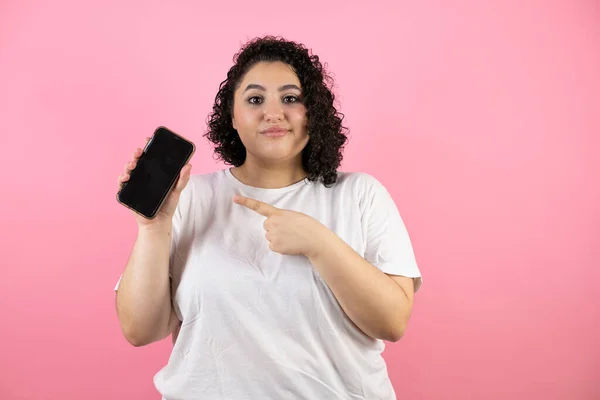 Ung Vacker Kvinna Över Isolerad Rosa Bakgrund Hålla Telefon Och — Stockfoto