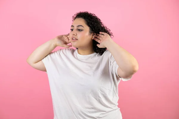 Young Beautiful Woman Standing Isolated Pink Background Smiling Hand Ear — Stock Photo, Image