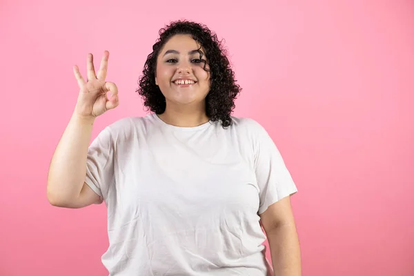 Junge Schöne Frau Die Über Isoliertem Rosa Hintergrund Steht Und — Stockfoto