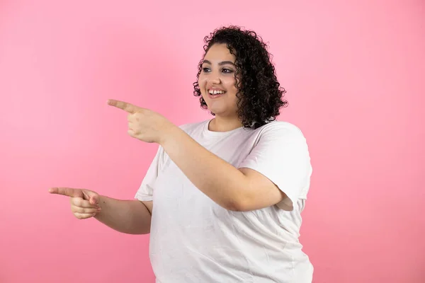 Jonge Beutiful Vrouw Geïsoleerde Roze Achtergrond Glimlachen Met Vingers Opgeheven — Stockfoto