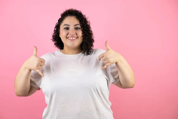 Jovem Mulher Bonita Vestindo Óculos Sol Sobre Fundo Rosa Isolado — Fotografia de Stock