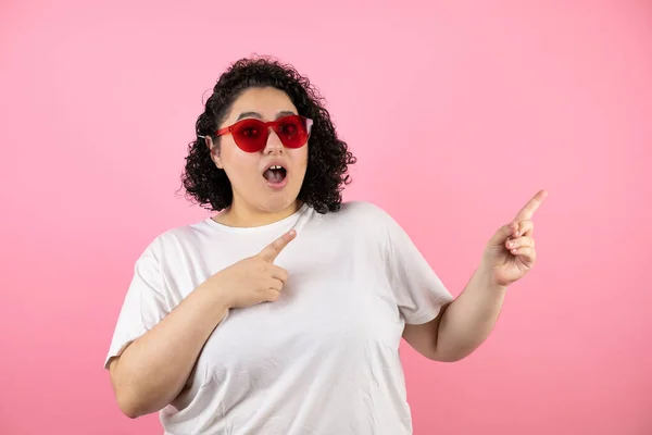 Junge Schöne Frau Mit Sonnenbrille Steht Über Isoliertem Rosa Hintergrund — Stockfoto