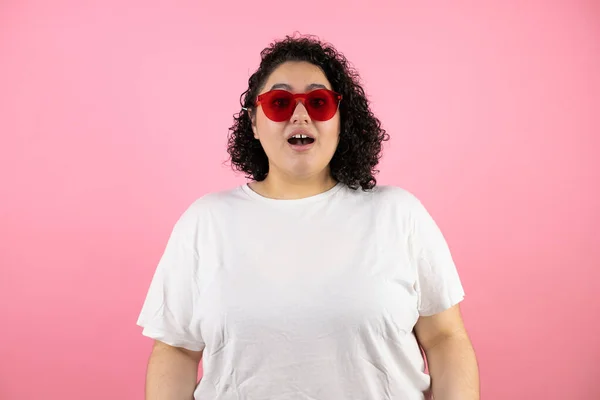 Young Beautiful Woman Wearing Sunglasses Standing Isolated Pink Background Surprised — Stock Photo, Image
