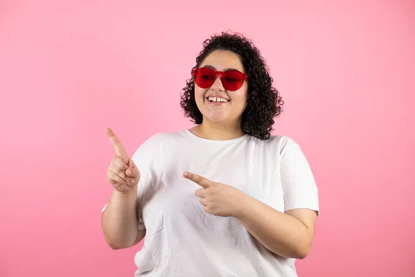 Joven Hermosa Mujer Con Gafas Sol Pie Sobre Fondo Rosa — Foto de Stock