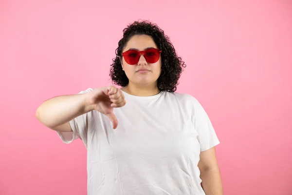 Young Beautiful Woman Wearing Sunglasses Isolated Pink Background Angry Face — Stock Photo, Image