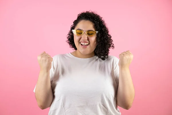 Young Beautiful Woman Wearing Sunglasses Standing Isolated Pink Background Screaming — Stock Photo, Image