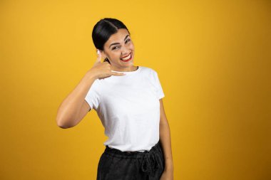 Genç ve güzel bir kadın elleriyle bana 