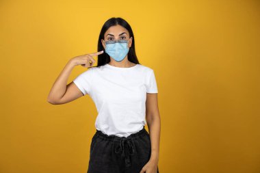 Koronavirüs maskesi takan ve onu kullanmak için takan bir kadın. Covid 19