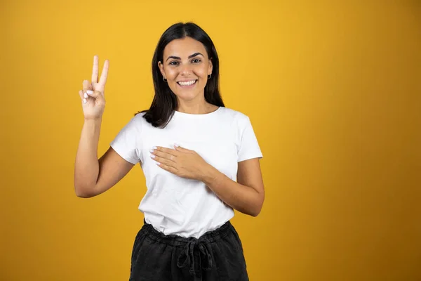 Young Woman Wearing Isolated Yellow Background Swearing Hand Chest Fingers — Stock Photo, Image