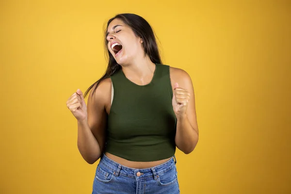 Jovem Mulher Bonita Sobre Fundo Amarelo Muito Feliz Animado Fazendo — Fotografia de Stock