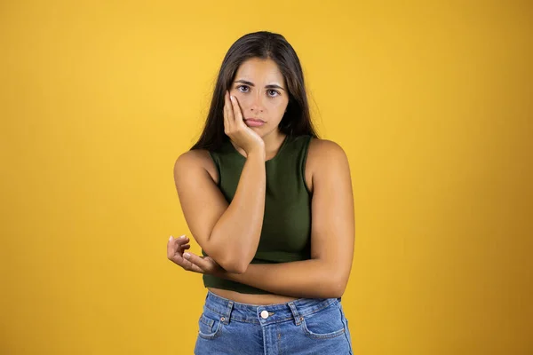 Menina Bela Jovem Vestindo Shirt Casual Sobre Fundo Amarelo Isolado — Fotografia de Stock