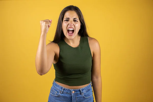 Joven Hermosa Mujer Vistiendo Casual Camiseta Pie Sobre Aislado Fondo —  Fotos de Stock