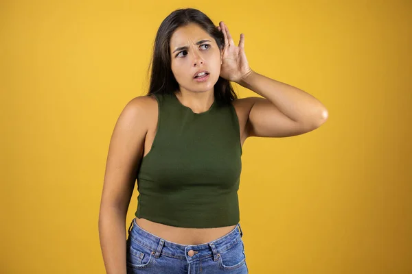 Jovem Mulher Bonita Sobre Fundo Amarelo Isolado Sorrindo Com Mão — Fotografia de Stock