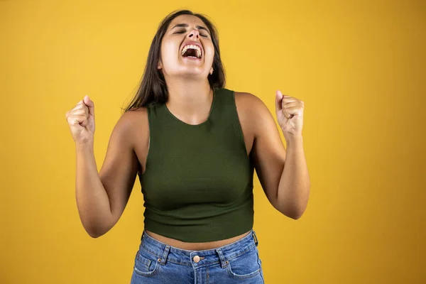 Jovem Mulher Bonita Sobre Fundo Amarelo Muito Feliz Animado Fazendo — Fotografia de Stock