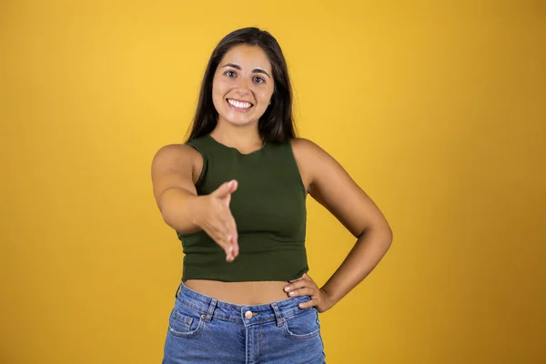 Jovem Mulher Bonita Vestindo Shirt Casual Sobre Fundo Amarelo Isolado — Fotografia de Stock