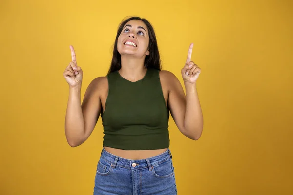 Jovem Bela Mulher Sobre Isolado Fundo Amarelo Sorrindo Olhando Para — Fotografia de Stock