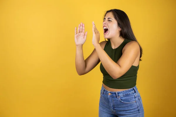 Jovem Bela Mulher Sobre Amarelo Isolado Gritando Com Mãos Forma — Fotografia de Stock