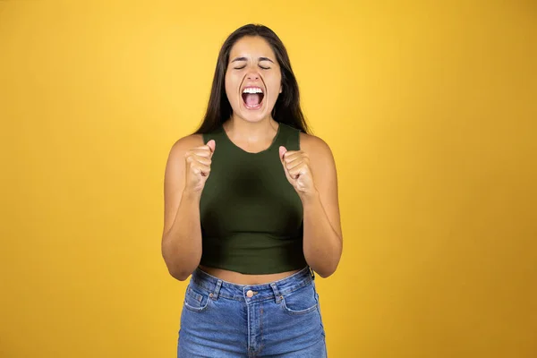 Jovem Bela Mulher Sobre Amarelo Isolado Fundo Gritando Com Punhos — Fotografia de Stock