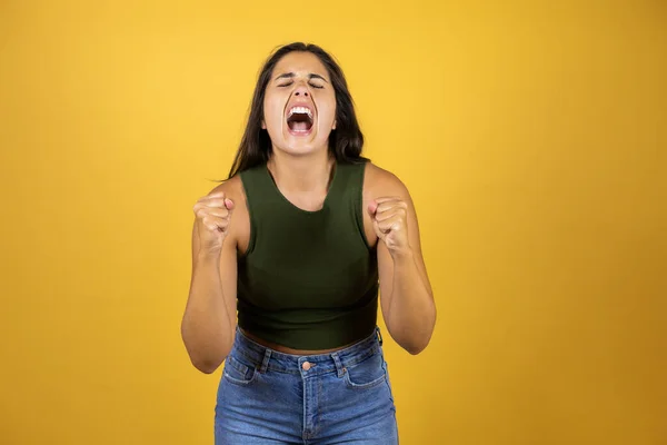 Ung Vacker Kvinna Står Över Gul Isolerad Bakgrund Skriker Med — Stockfoto