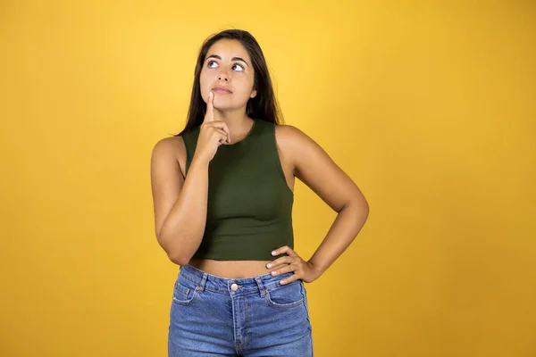 Jovem Bela Mulher Sobre Amarelo Isolado Fundo Sorrindo Pensando Com — Fotografia de Stock