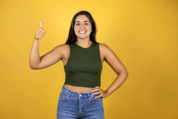 Jovem Bela Mulher Sobre Amarelo Isolado Fundo Sorrindo Fazendo Sinal — Fotografia de Stock