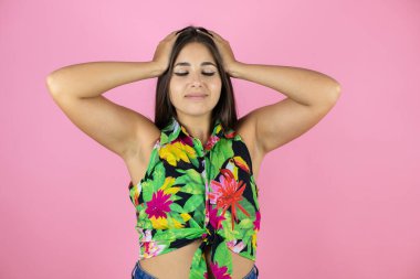 Genç, güzel bir kadın. Deli ve korkmuş. Elleri başında.