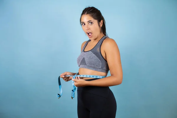 Jeune Belle Femme Portant Des Vêtements Sport Sur Fond Bleu — Photo