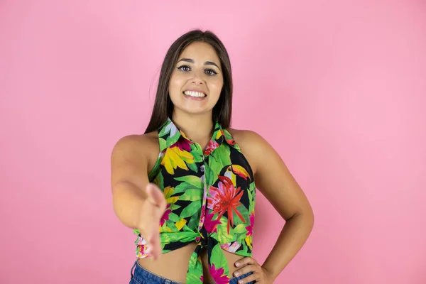 Joven Hermosa Mujer Sonriendo Amable Ofreciendo Apretón Manos Como Saludo — Foto de Stock