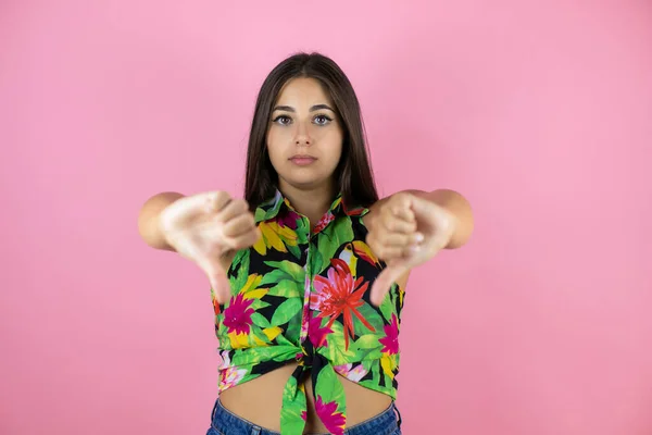 Jovem Mulher Bonita Sobre Fundo Rosa Isolado Com Rosto Irritado — Fotografia de Stock