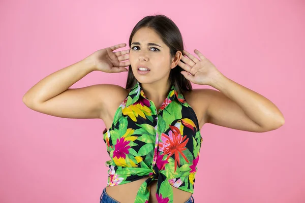 Jovem Mulher Bonita Sobre Fundo Rosa Isolado Sorrindo Com Mão — Fotografia de Stock