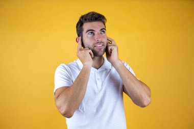 Dedikoduları ve dedikoduları dinleyen yakışıklı bir iş adamı. Sağırlık kavramı.