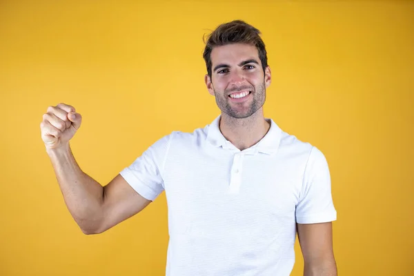 Knappe Man Geïsoleerde Gele Achtergrond Tonen Armen Spieren Glimlachen Trots — Stockfoto