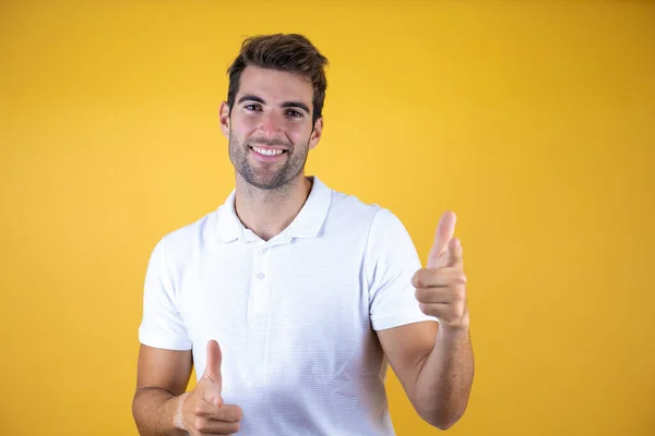 Jongeman Draagt Casual Wit Shirt Gele Geïsoleerde Achtergrond Wijzende Vingers — Stockfoto