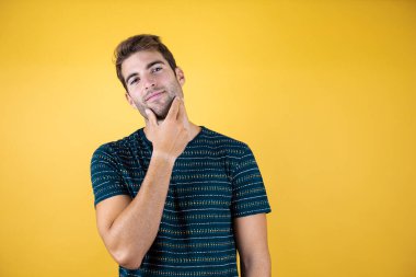 Genç yakışıklı adam kendini harika hissediyor.