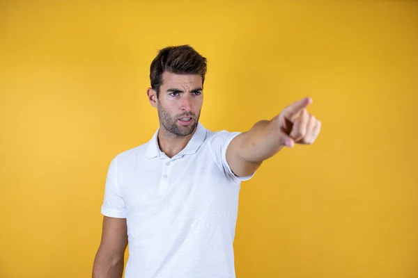 Schöner Mann Über Gelbem Hintergrund Der Mit Erstaunten Fingern Nach — Stockfoto