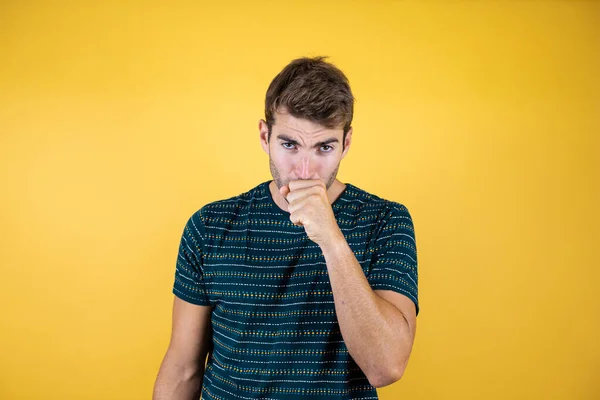 Jongeman Voelt Zich Onwel Hoesten Als Symptoom Van Verkoudheid Bronchitis — Stockfoto