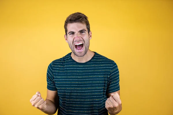 Jonge Knappe Man Draagt Blauw Shirt Gele Geïsoleerde Achtergrond Erg — Stockfoto