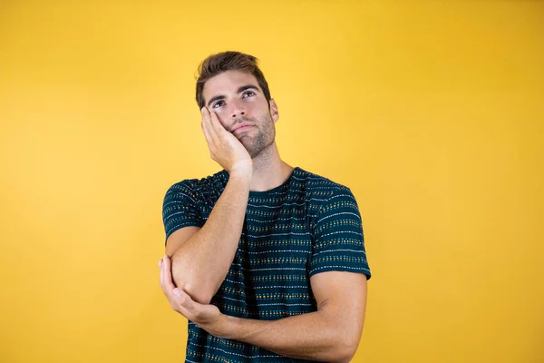 Jonge Knappe Man Denken Geconcentreerd Twijfel Met Vinger Kin Opkijken — Stockfoto