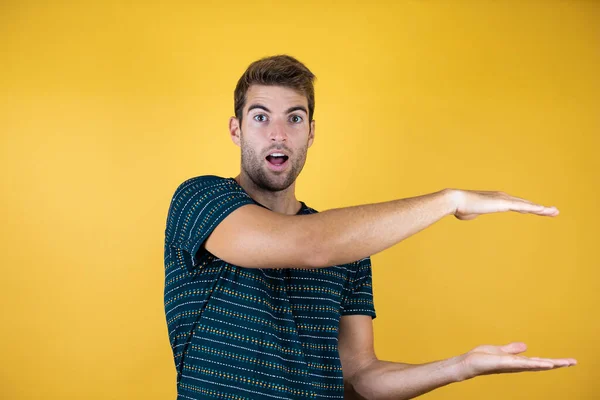 Jonge Knappe Man Geïsoleerde Gele Achtergrond Verrast Gebaren Met Handen — Stockfoto