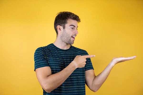 Jonge Knappe Man Geïsoleerde Gele Achtergrond Dragen Casual Shirt Verbaasd — Stockfoto