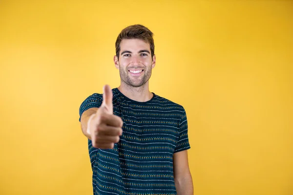 Junger Gutaussehender Geschäftsmann Mit Gelbem Hintergrund Der Mit Der Hand — Stockfoto