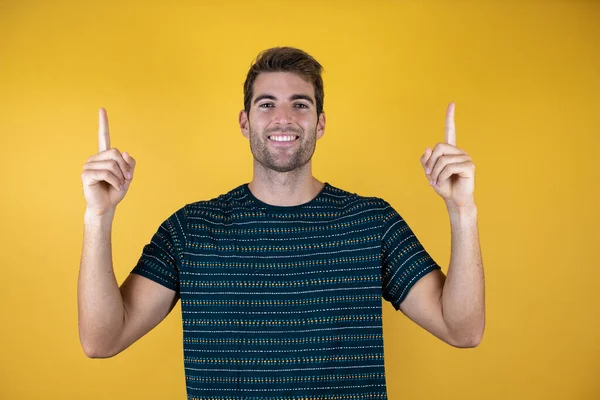 Jonge Knappe Man Geïsoleerde Achtergrond Glimlachen Met Gelukkig Gezicht Wijzen — Stockfoto