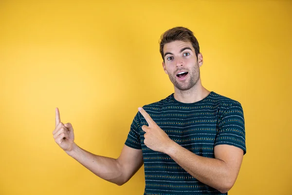 Jonge Knappe Man Geïsoleerde Achtergrond Verbaasd Glimlachen Met Gelukkig Gezicht — Stockfoto