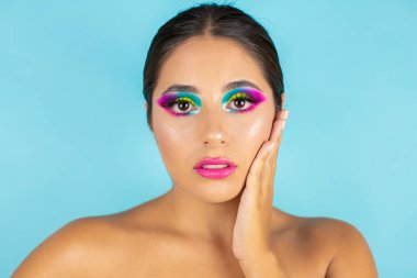 Mavi arka planda canlı makyajlı kadın modelin güzel portresi.