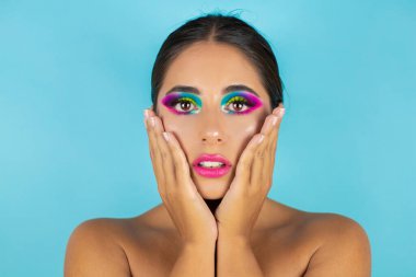 Mavi arka planda canlı makyajlı kadın modelin güzel portresi.