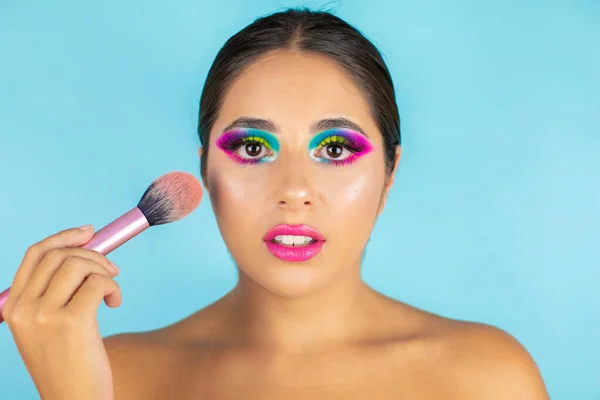 Retrato Beleza Modelo Feminino Com Maquiagem Vívida Escova Fundo Azul — Fotografia de Stock