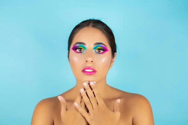 Retrato Belleza Modelo Femenino Con Maquillaje Vívido Sobre Fondo Azul — Foto de Stock