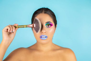 Canlı makyajlı, mavi arka plan ve mavi dudaklı kadın modelin güzel portresi..