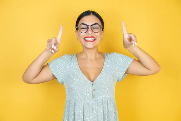 Mujer Hermosa Joven Con Vestido Verde Casual Sobre Fondo Amarillo — Foto de Stock